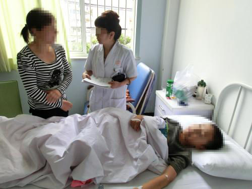 兒子車禍昏迷，兒媳不離棄，一年後他甦醒，開口說三字，母親報警