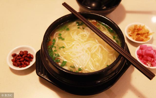 相親男約我吃飯，結帳時服務員一句話，我立馬讓他就滾出我的世界