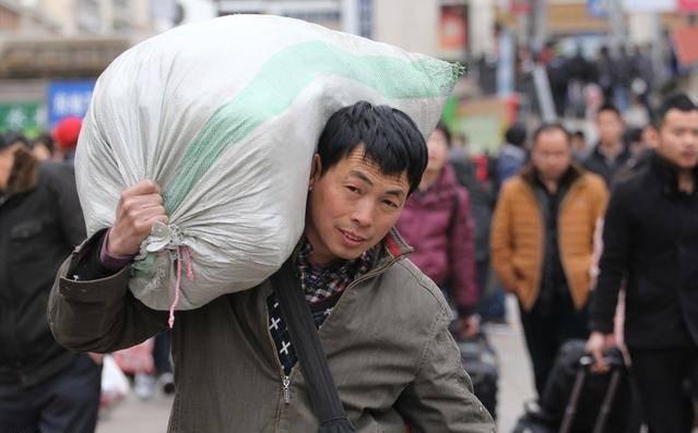 不孝兒媳打罵年邁母親，打工兒子正巧撞見，兒做法讓母親淚流滿面
