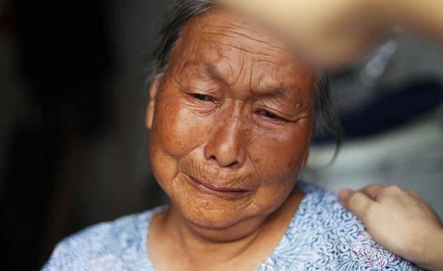 不孝兒媳打罵年邁母親，打工兒子正巧撞見，兒做法讓母親淚流滿面