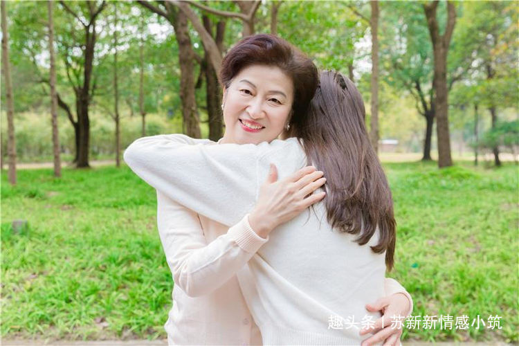 家人離婚後住我家，我生孩子她給我個大紅包，打開我沉默啦