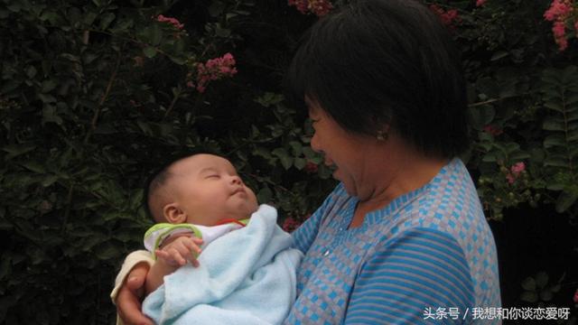 去城裡看孫子，走時兒媳送我兩套舊打底衫，回家穿上我淚流滿面
