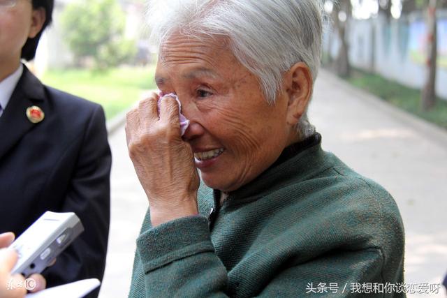 去城裡看孫子，走時兒媳送我兩套舊打底衫，回家穿上我淚流滿面