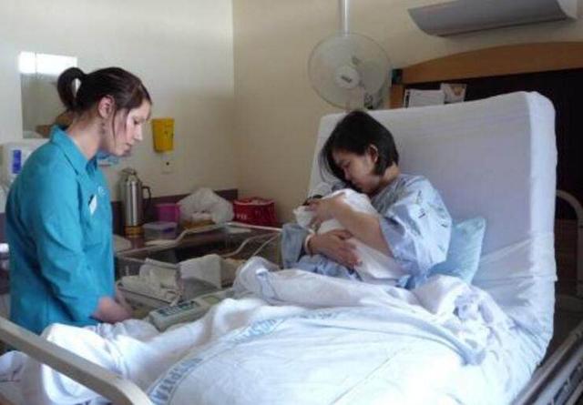 弟媳生孩子，我去醫院照顧，無意聽到弟弟的話，我頭也不回的走了