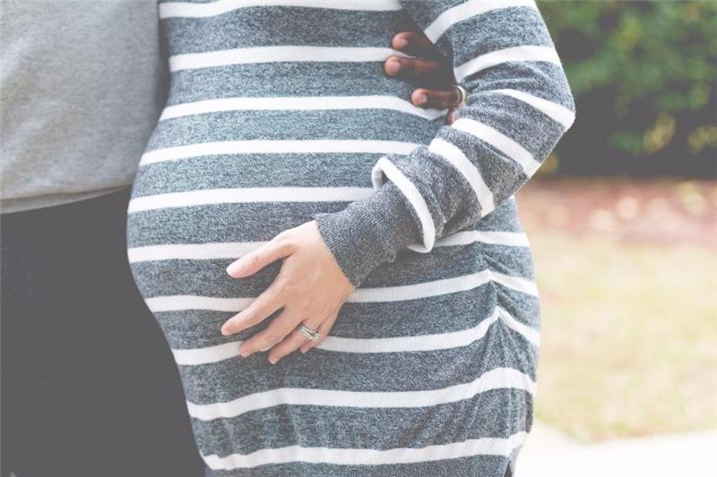 小姑子離婚後住我家，我生兒子她給我個大紅包，打開我後悔不已