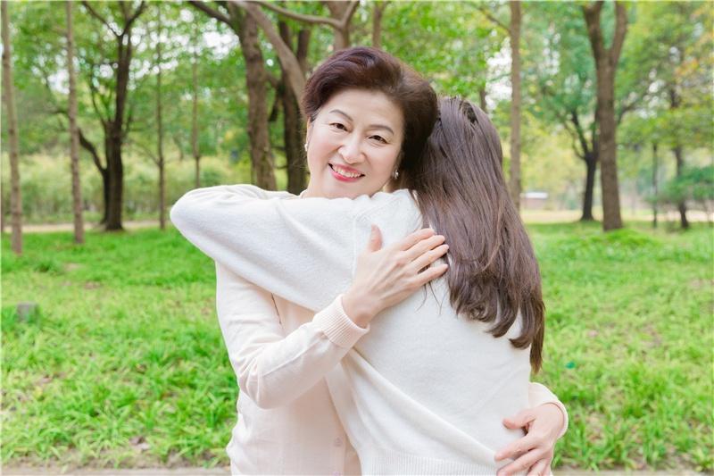 小姑子離婚後住我家，我生兒子她給我個大紅包，打開我後悔不已