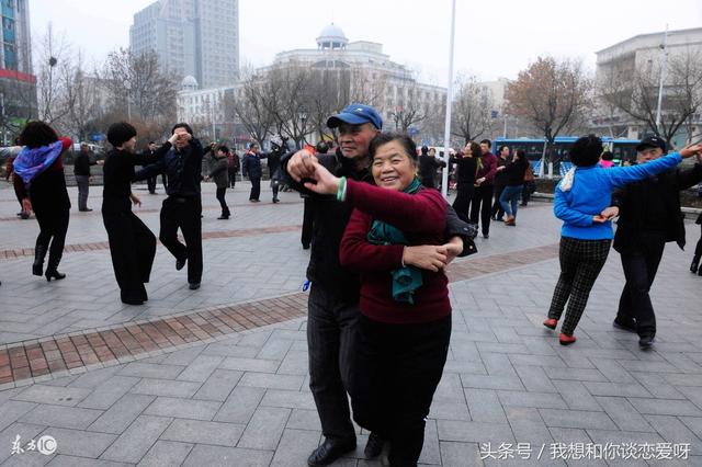 年近六旬母親再嫁，三天後哭著跑回家，理由讓人笑話