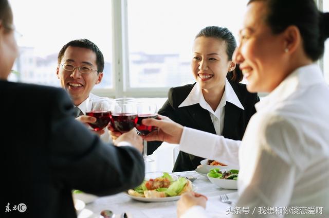 兒子滿月酒，岳母給了上萬塊紅包，送走賓客後，我把老婆趕出家門