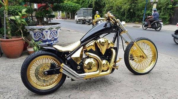 金鏈哥買金帽數天 就被警察抓走了！
