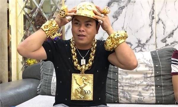 金鏈哥買金帽數天 就被警察抓走了！