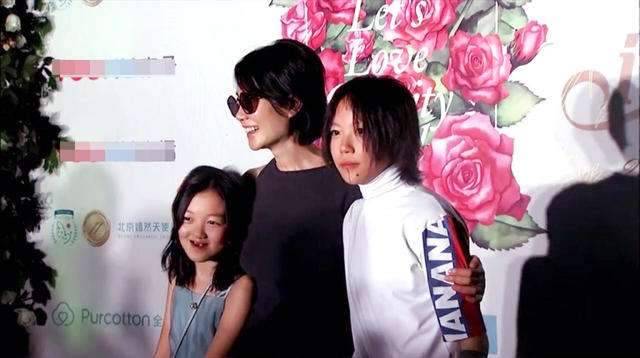 李亞鵬深夜發文宣布噩耗，王菲卻無任何回應，所以網友們表示：「白養」3年