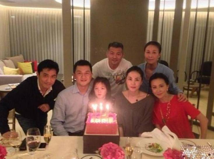 李亞鵬深夜發文宣布噩耗，王菲卻無任何回應，所以網友們表示：「白養」3年