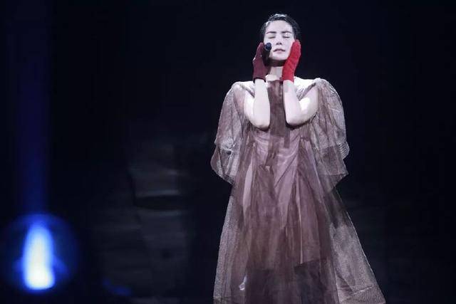 李亞鵬深夜發文宣布噩耗，王菲卻無任何回應，所以網友們表示：「白養」3年