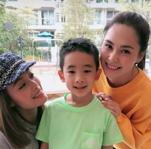 【TWINS想合照都被刁難?!】Jasper一句話婉拒合照，讓阿SA哭笑不得，網友贊爆：應采兒教得好