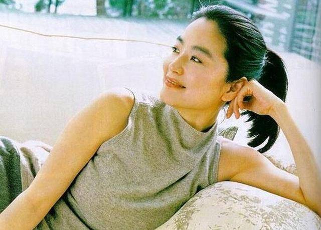 47歲鍾麗緹和48歲伊能靜一起出席活動，大家注意力卻放在2、3張