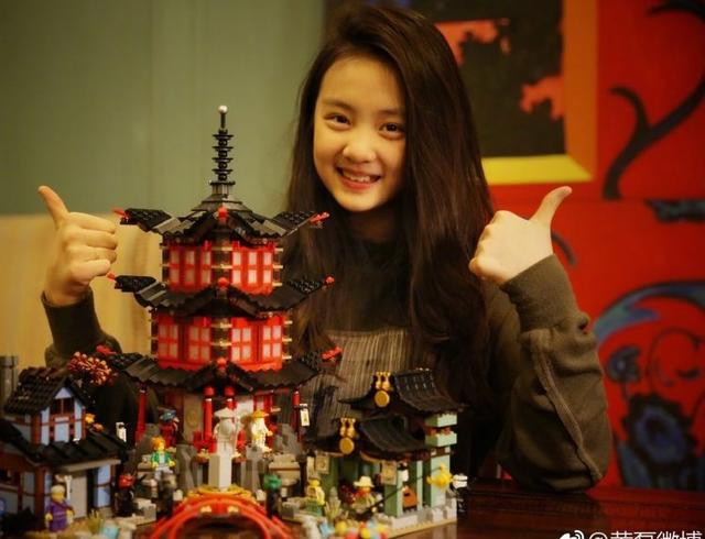 汪峰大女兒小蘋果，才14歲便濃妝艷抹，比黃磊女兒還顯成熟