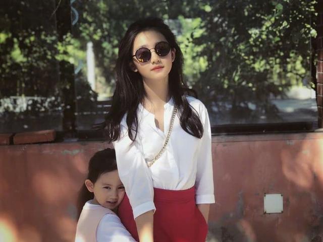 汪峰大女兒小蘋果，才14歲便濃妝艷抹，比黃磊女兒還顯成熟