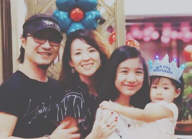 汪峰大女兒小蘋果，才14歲便濃妝艷抹，比黃磊女兒還顯成熟