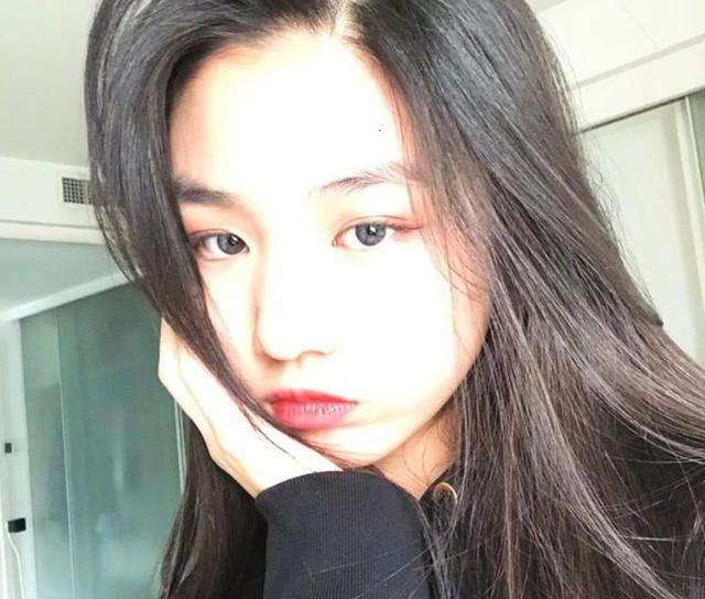 汪峰大女兒小蘋果，才14歲便濃妝艷抹，比黃磊女兒還顯成熟