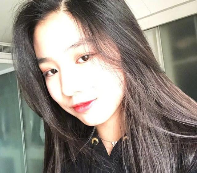 汪峰大女兒小蘋果，才14歲便濃妝艷抹，比黃磊女兒還顯成熟