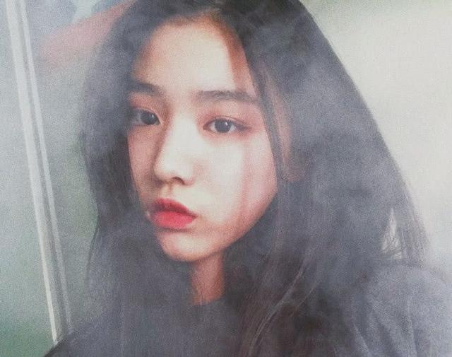 汪峰大女兒小蘋果，才14歲便濃妝艷抹，比黃磊女兒還顯成熟