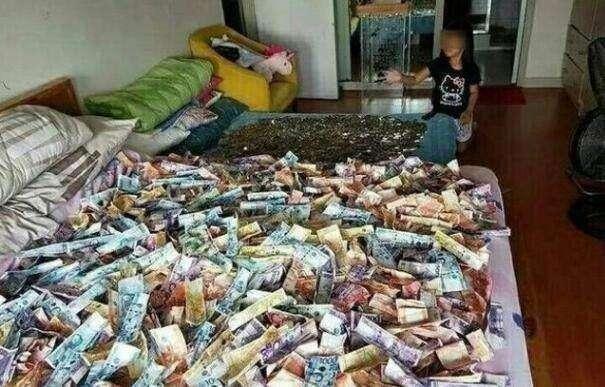 妻子打掃床下衛生，卻挪不動床，掀開床板後無法淡定了