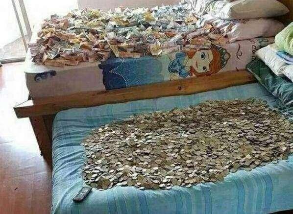 妻子打掃床下衛生，卻挪不動床，掀開床板後無法淡定了