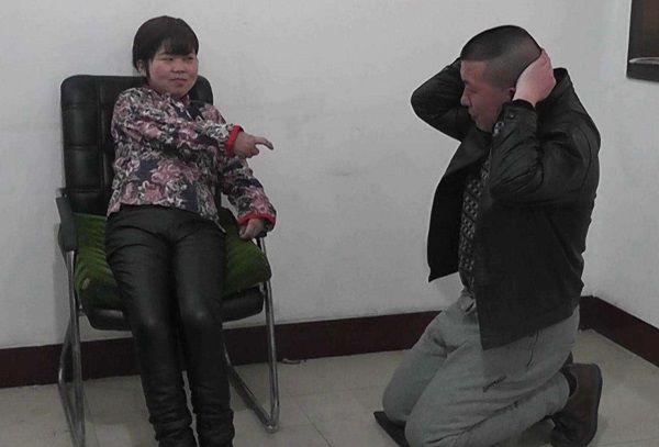 妻子打掃床下衛生，卻挪不動床，掀開床板後無法淡定了