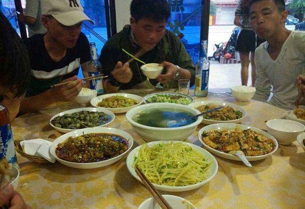 妻子打掃床下衛生，卻挪不動床，掀開床板後無法淡定了