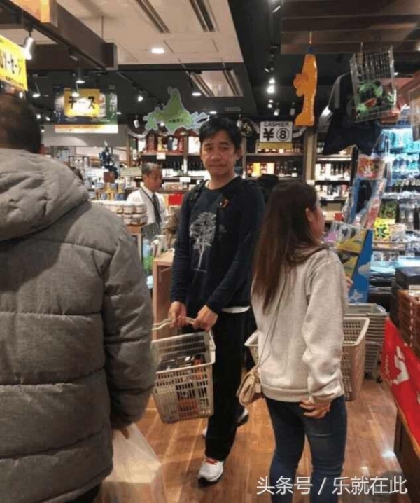 超市偶遇到梁朝偉、劉嘉玲夫婦，網友：劉嘉玲的差別太大了，盡顯出老態！