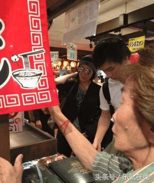 超市偶遇到梁朝偉、劉嘉玲夫婦，網友：劉嘉玲的差別太大了，盡顯出老態！