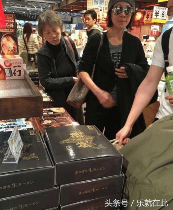 超市偶遇到梁朝偉、劉嘉玲夫婦，網友：劉嘉玲的差別太大了，盡顯出老態！