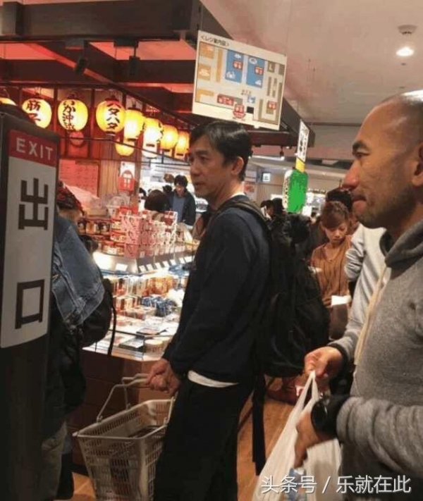 超市偶遇到梁朝偉、劉嘉玲夫婦，網友：劉嘉玲的差別太大了，盡顯出老態！