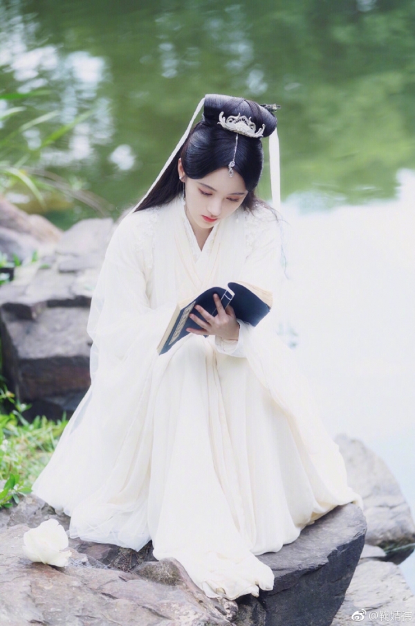 4000年一遇美女！古裝女神「演出最美白蛇」驚艷全網　一抬頭「無瑕臉龐爆紅日本」：仙女下凡❤