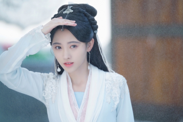 4000年一遇美女！古裝女神「演出最美白蛇」驚艷全網　一抬頭「無瑕臉龐爆紅日本」：仙女下凡❤
