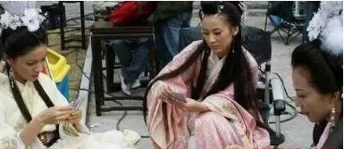 明星片場花絮照，笑到停不下來！原來身中萬箭是這樣拍的 ....