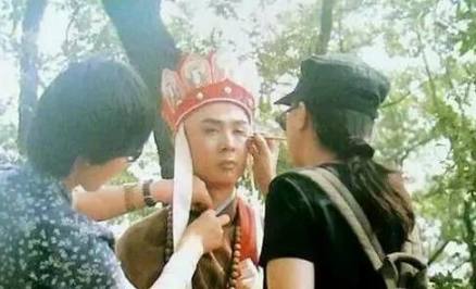 明星片場花絮照，笑到停不下來！原來身中萬箭是這樣拍的 ....