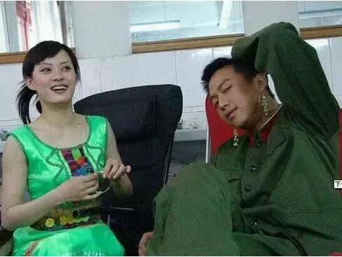明星片場花絮照，笑到停不下來！原來身中萬箭是這樣拍的 ....