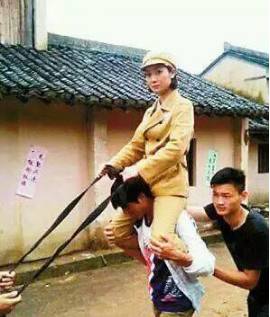 明星片場花絮照，笑到停不下來！原來身中萬箭是這樣拍的 ....