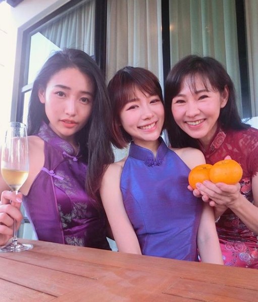 林明禎和53歲媽媽穿同款裙！阿姨的少女身材，好惹火~