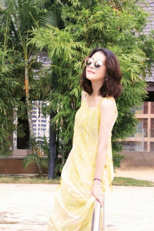 52歲「最美周芷若」周海媚近照曝光：鎖骨捲髮搭黃色弔帶裙，網讃：說25我都信！