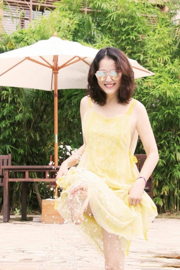 52歲「最美周芷若」周海媚近照曝光：鎖骨捲髮搭黃色弔帶裙，網讃：說25我都信！