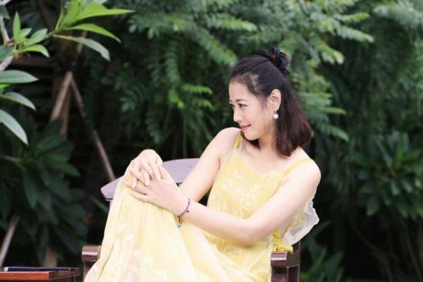 52歲「最美周芷若」周海媚近照曝光：鎖骨捲髮搭黃色弔帶裙，網讃：說25我都信！