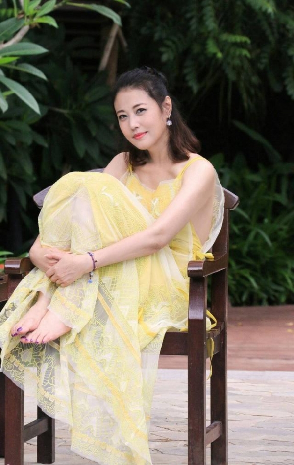 52歲「最美周芷若」周海媚近照曝光：鎖骨捲髮搭黃色弔帶裙，網讃：說25我都信！