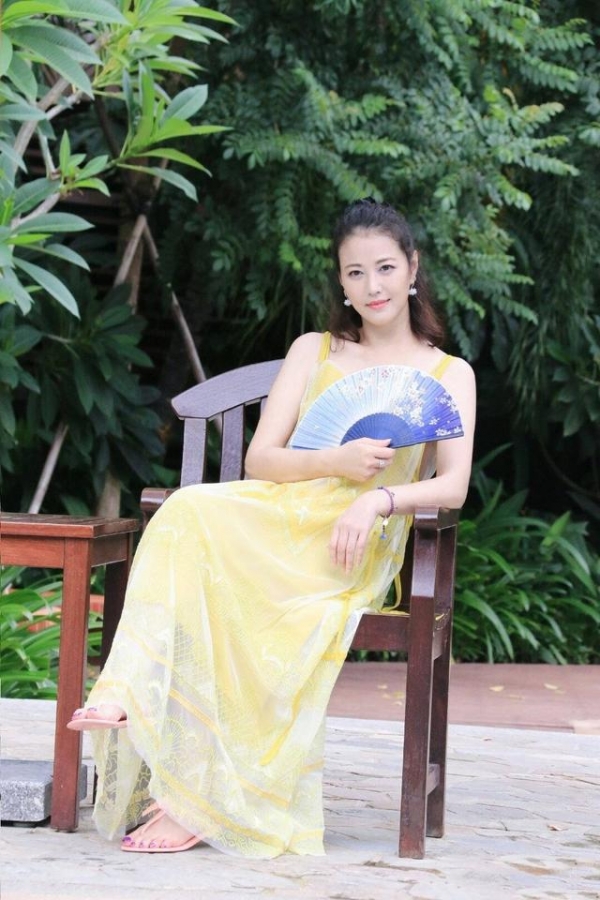 52歲「最美周芷若」周海媚近照曝光：鎖骨捲髮搭黃色弔帶裙，網讃：說25我都信！