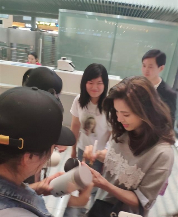 「最美小龍女」李若彤機場生圖曝光！穿著簡單卻時尚，手上的玩具亮了：根本不像年過半百！