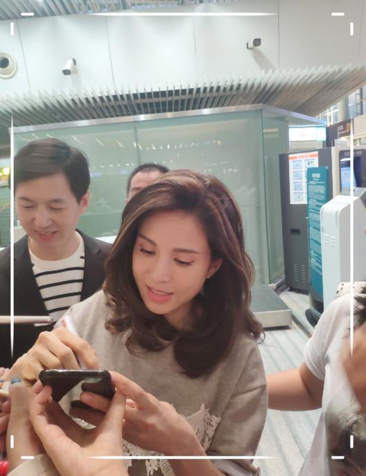 「最美小龍女」李若彤機場生圖曝光！穿著簡單卻時尚，手上的玩具亮了：根本不像年過半百！
