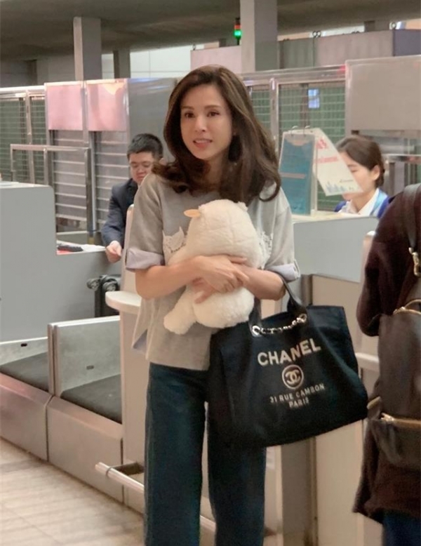 「最美小龍女」李若彤機場生圖曝光！穿著簡單卻時尚，手上的玩具亮了：根本不像年過半百！