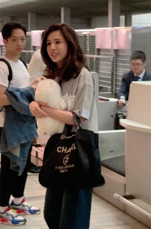 「最美小龍女」李若彤機場生圖曝光！穿著簡單卻時尚，手上的玩具亮了：根本不像年過半百！