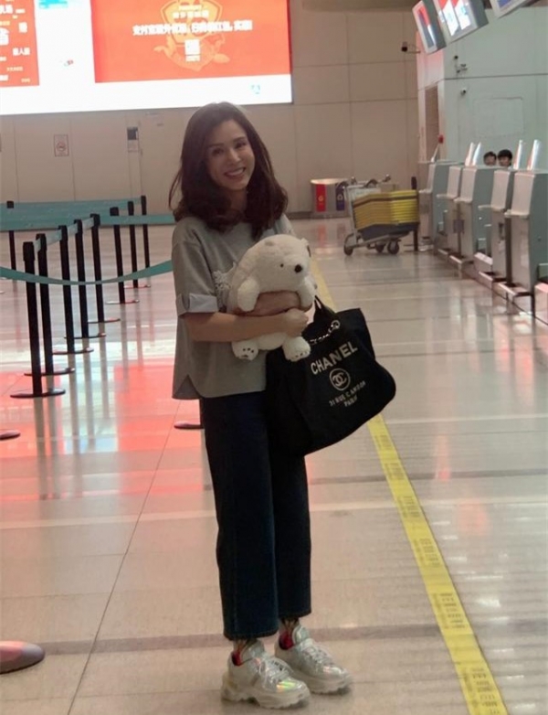 「最美小龍女」李若彤機場生圖曝光！穿著簡單卻時尚，手上的玩具亮了：根本不像年過半百！